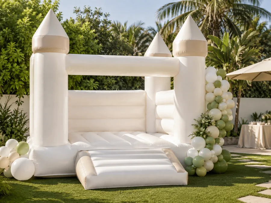 Casa inflable blanca tipo castillo para fiestas — renta en Pompano Beach, FL